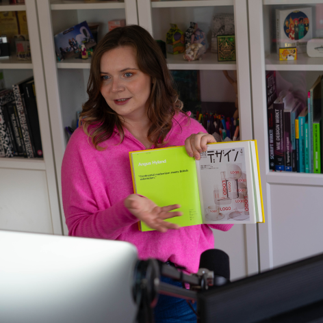 Andrea Grumann beim Erklären eines Brandings